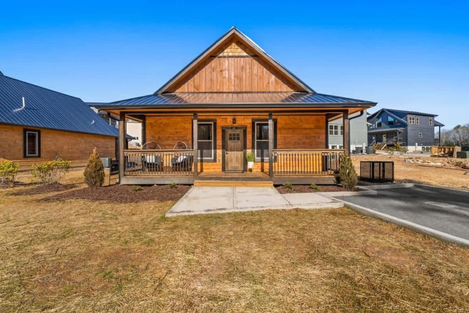 Bearfoot Bungalow SHR - Sleeps 7 & Hot Tub House in Pigeon Forge