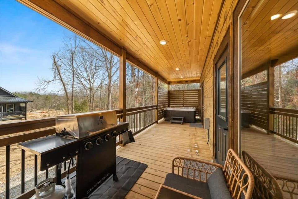 The Charlotte - Family Cabin Retreat Cabin in Pigeon Forge