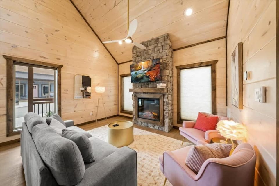 The Charlotte - Family Cabin Retreat Cabin in Pigeon Forge