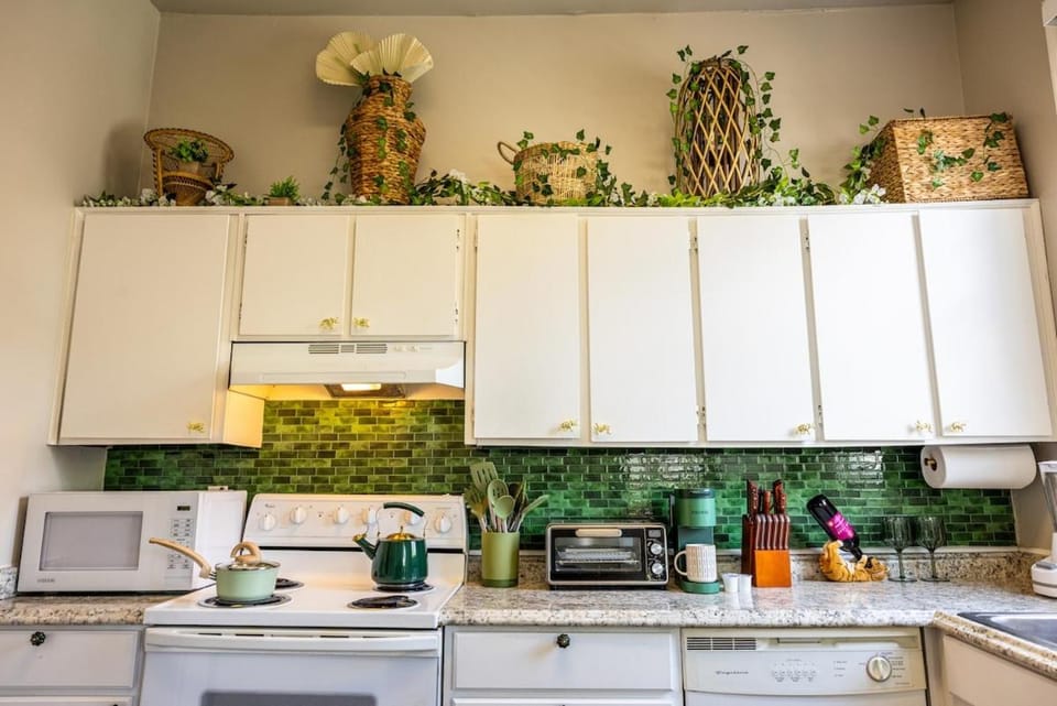The Jungle Nook - Themed Getaway,Backyard,Grill Apartment in Savannah
