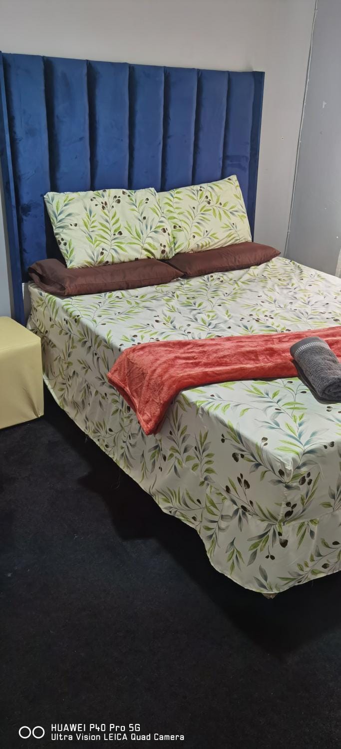 Yellow Stars Guesthouse Bed and Breakfast in Johannesburg