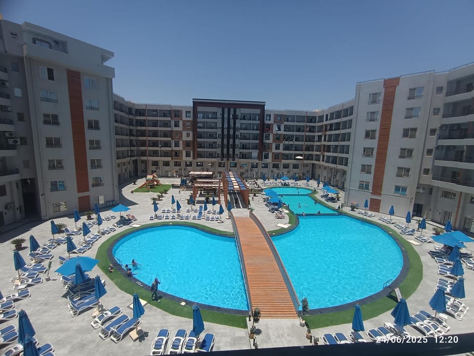Property building, Day, Evening entertainment, Pool view, Swimming pool, Swimming pool, sunbed