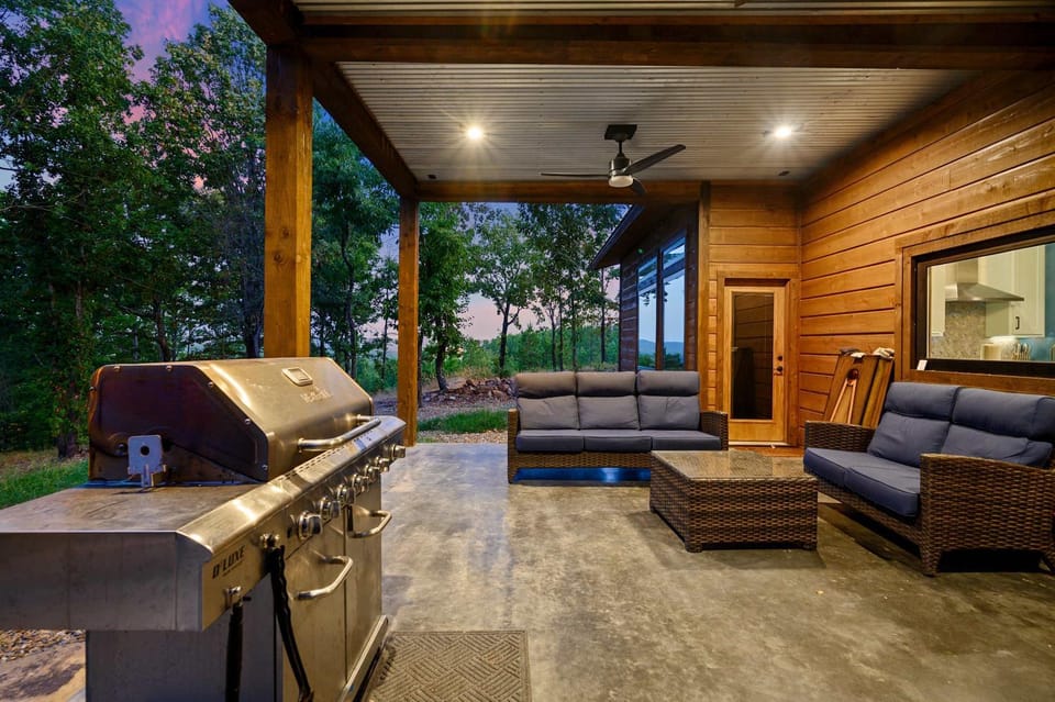 The Heights - Luxury Cabin with Mountain Views & Hot Tub Cabin in Oklahoma