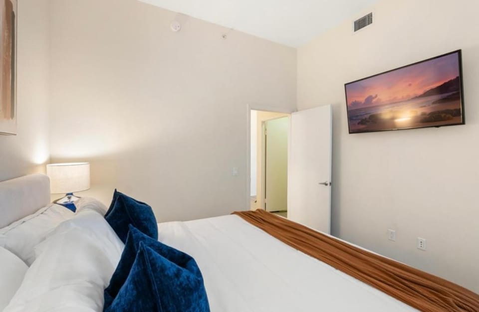 Bed, TV and multimedia, Photo of the whole room, Bedroom