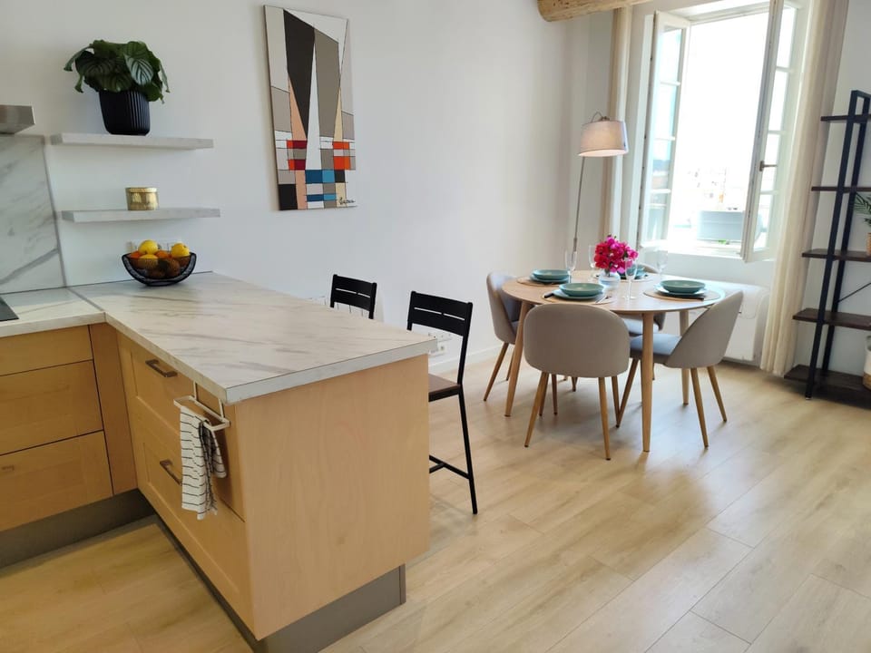 Living room, Seating area, Dining area