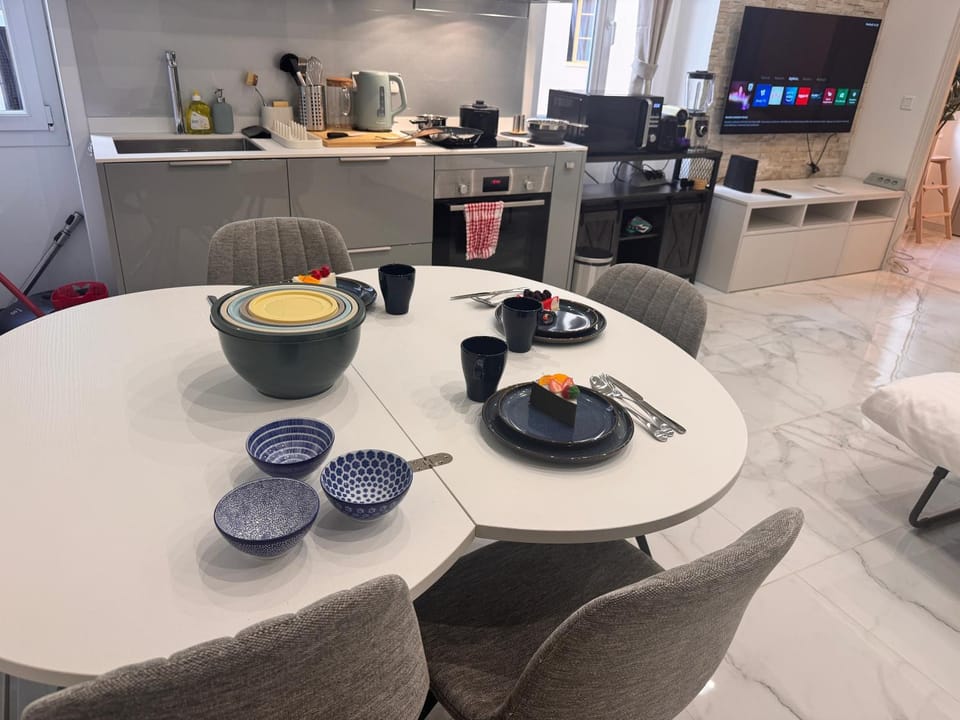 Kitchen or kitchenette, Dining area