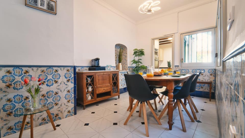 Kitchen or kitchenette, Seating area, Dining area