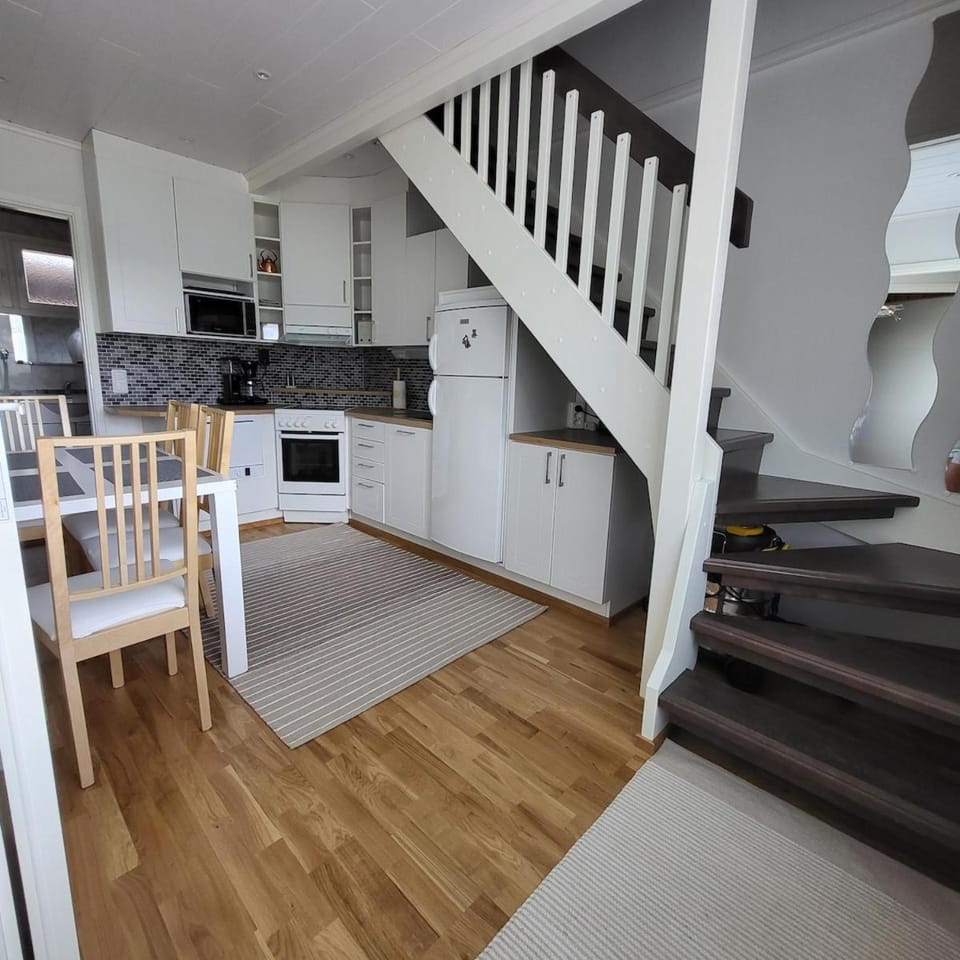 Kitchen or kitchenette, Dining area, dishwasher