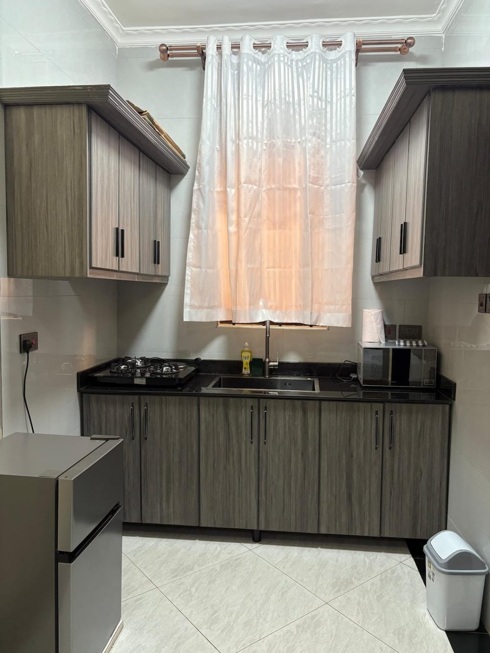 Kitchen or kitchenette, minibar, stove