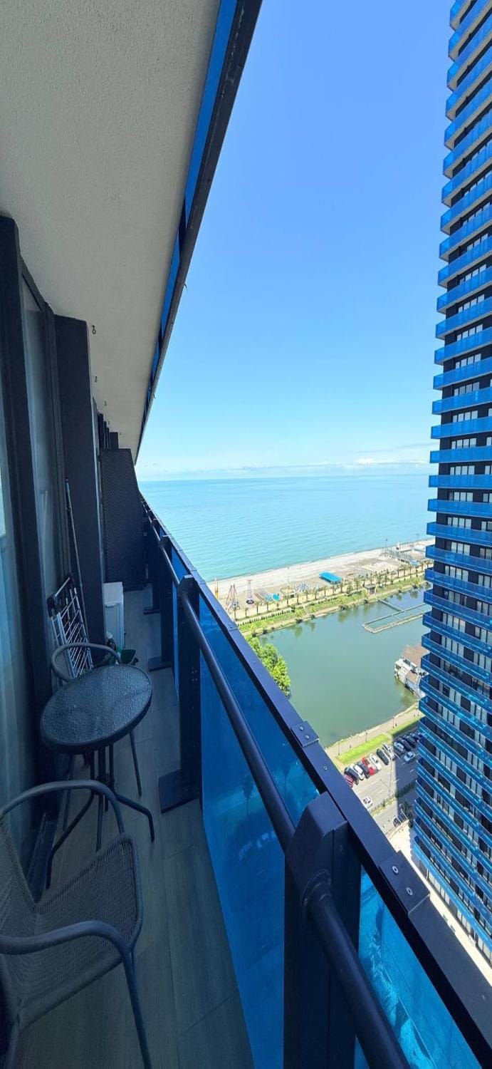 Day, View (from property/room), Balcony/Terrace, Living room, Seating area, Dining area, City view, Sea view