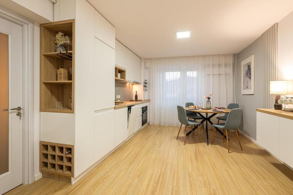 Kitchen or kitchenette, Seating area, Dining area
