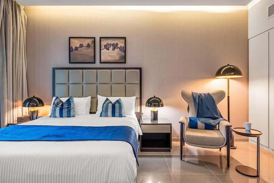 Bed, Living room, Photo of the whole room, Seating area, Bedroom