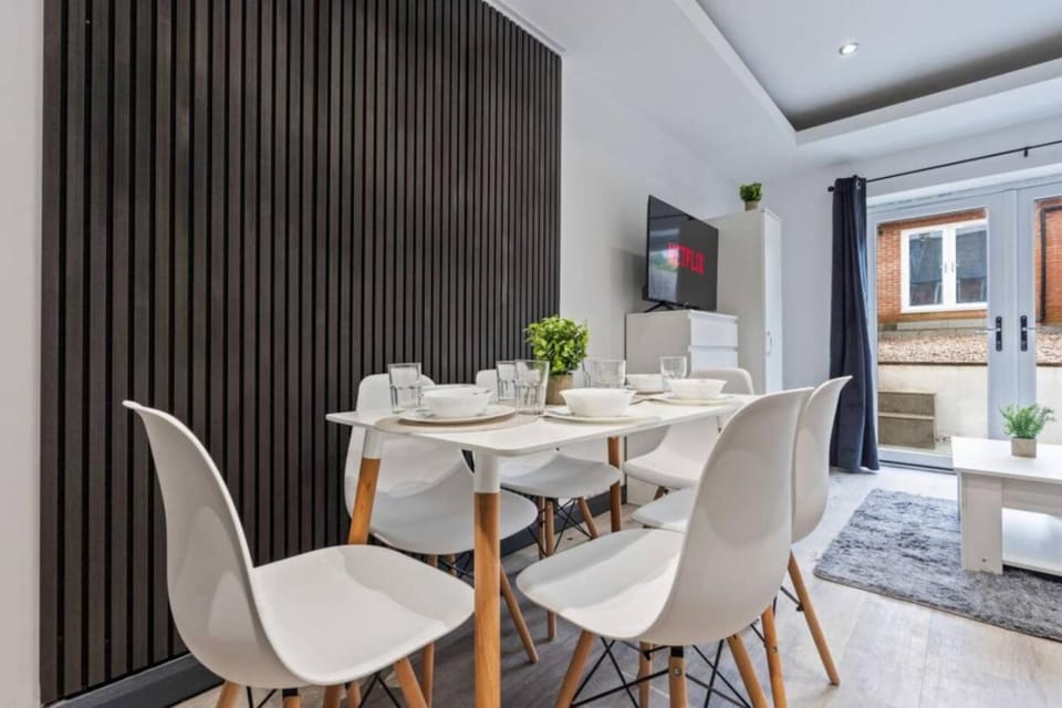 6 Bedrooms 4 Bathrooms House in Great Location House in Banbury