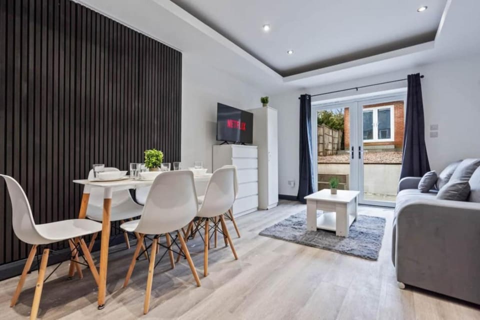 6 Bedrooms 4 Bathrooms House in Great Location House in Banbury