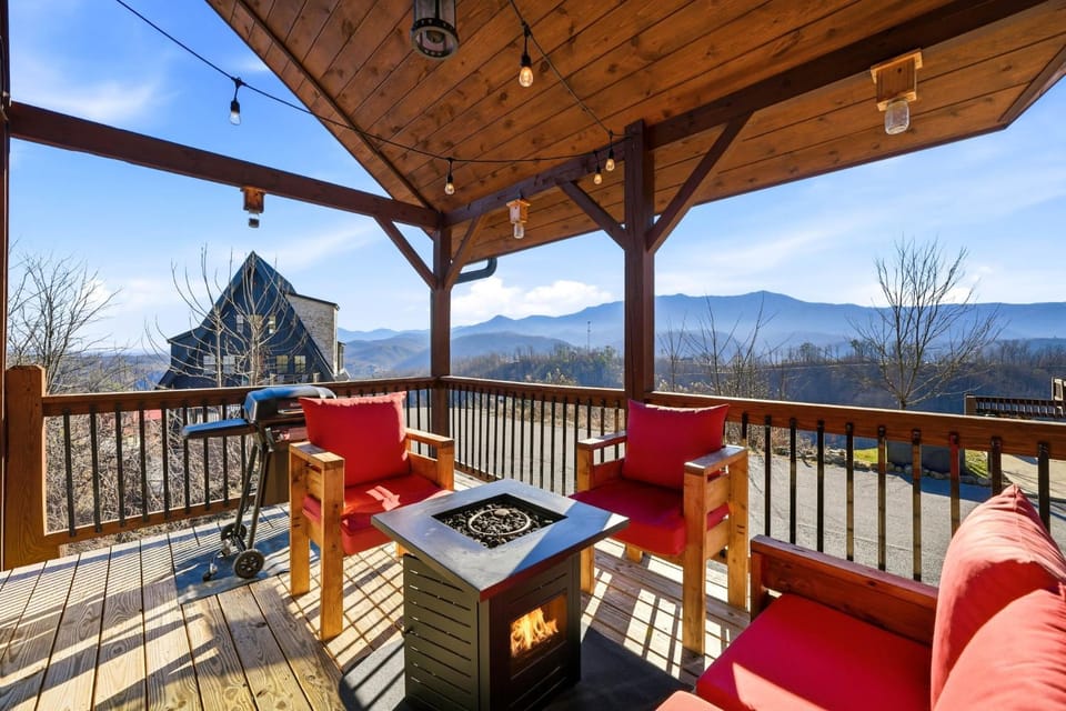 Bearfoot Ridge Hot Tub Game Room MTN Views House in Gatlinburg