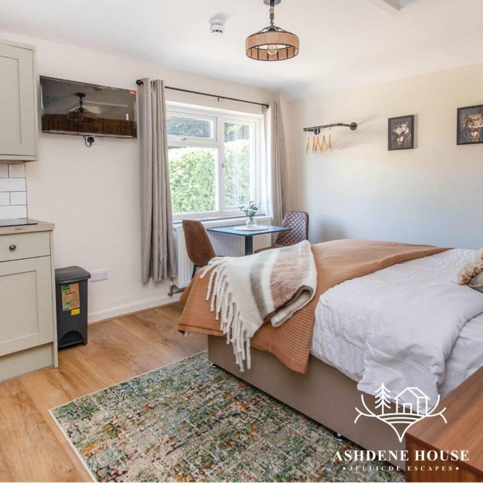 Bed, TV and multimedia, Kitchen or kitchenette, Bedroom
