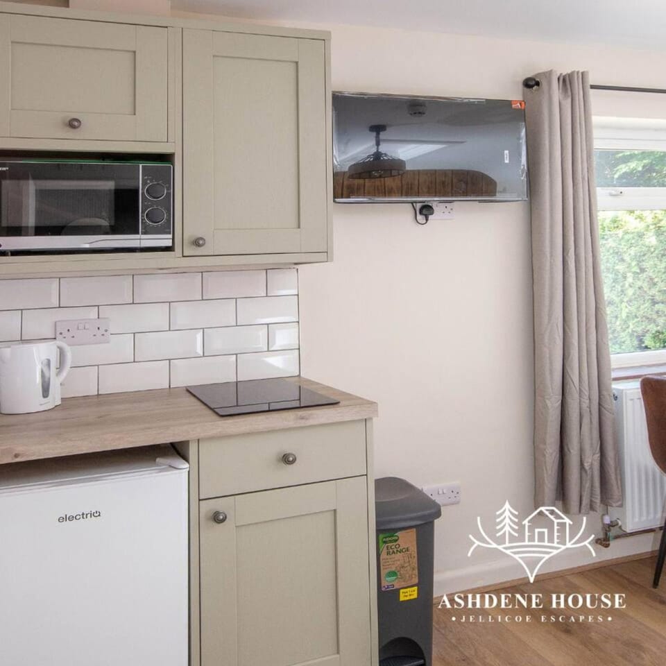 TV and multimedia, Kitchen or kitchenette, microwave, stove