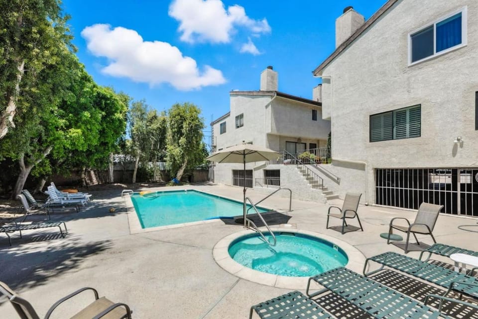 Burbank Bliss Retreat House in North Hollywood