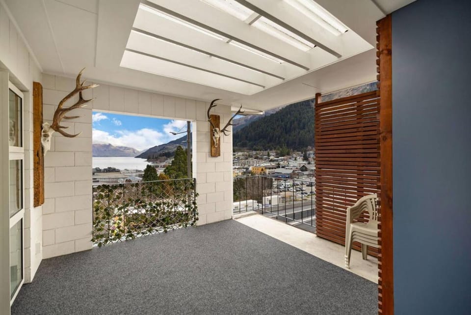 Ballarat Bach Views - Town Center Free Parking Apartment in Queenstown