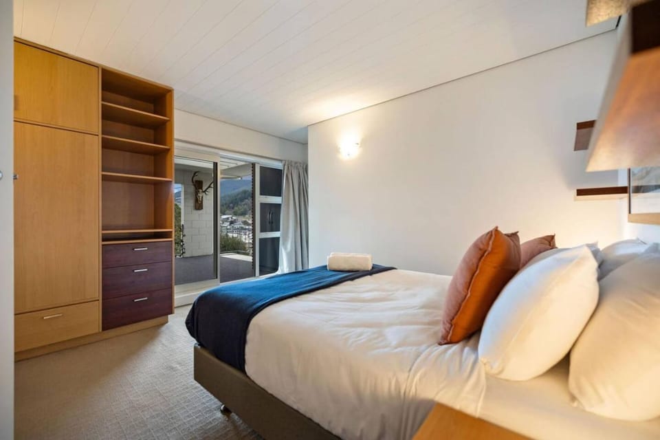 Ballarat Bach Views - Town Center Free Parking Apartment in Queenstown