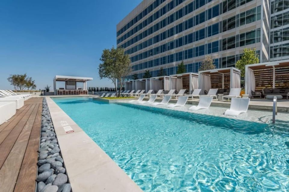 Property building, Day, Pool view, Swimming pool