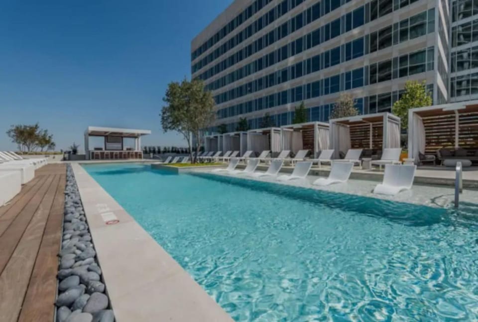 Property building, Day, Pool view, Swimming pool, sunbed