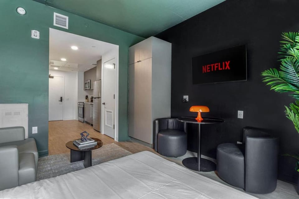 Bed, TV and multimedia, Seating area