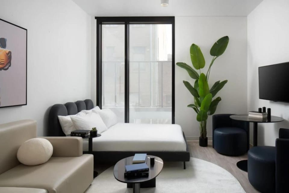 Bed, TV and multimedia, Photo of the whole room, Seating area, Bedroom