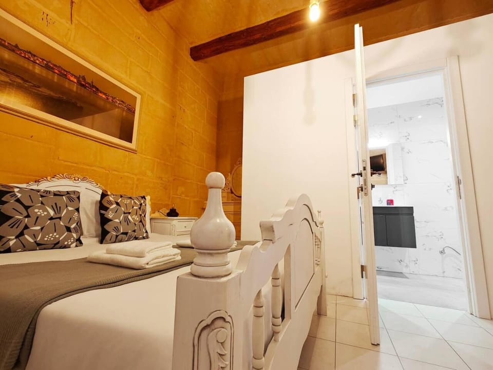Bed, Bathroom, Photo of the whole room, Bedroom, towels