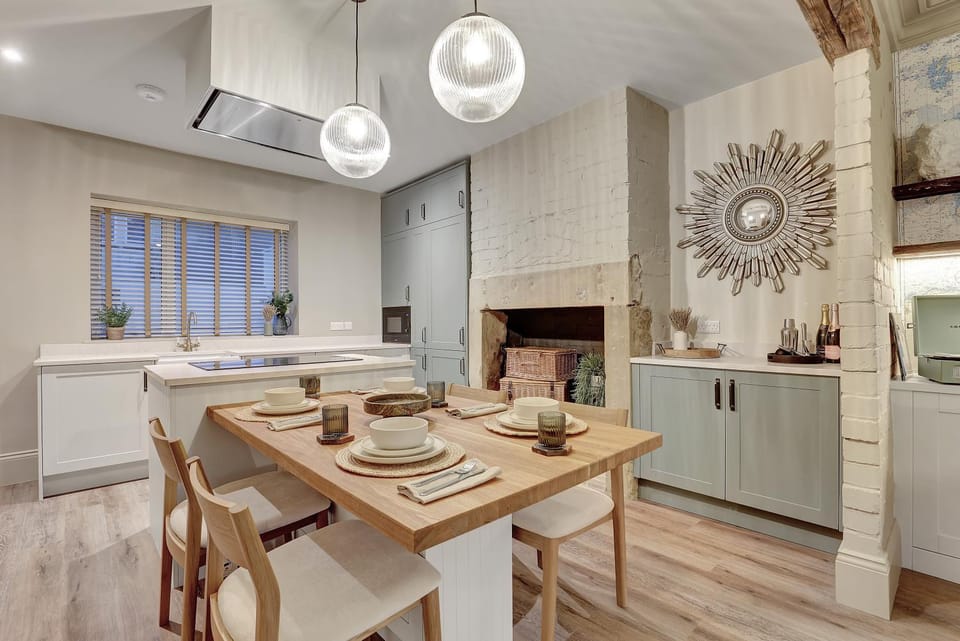 Kitchen or kitchenette, Dining area