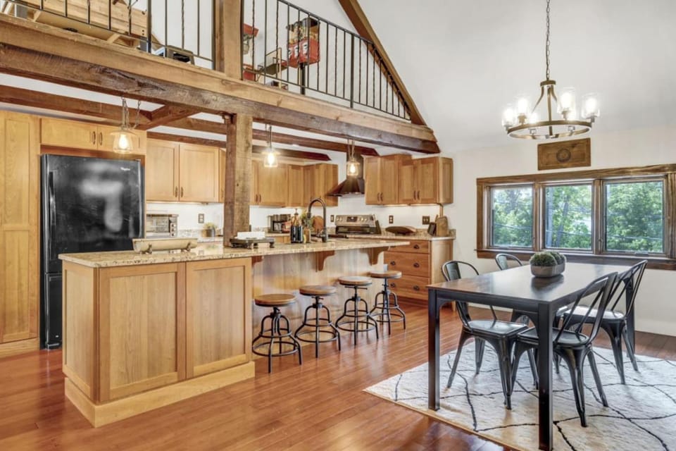Downtown Luxury, Walk to Shops & Docks, Wolfeboro House in Wolfeboro