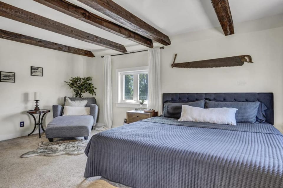 Downtown Luxury, Walk to Shops & Docks, Wolfeboro House in Wolfeboro