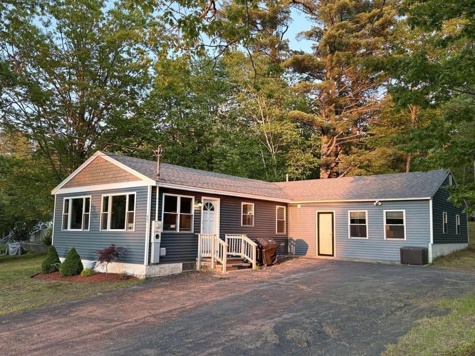 Lake Winnipesaukee Year-Round Adventure Retreat House in Gilford