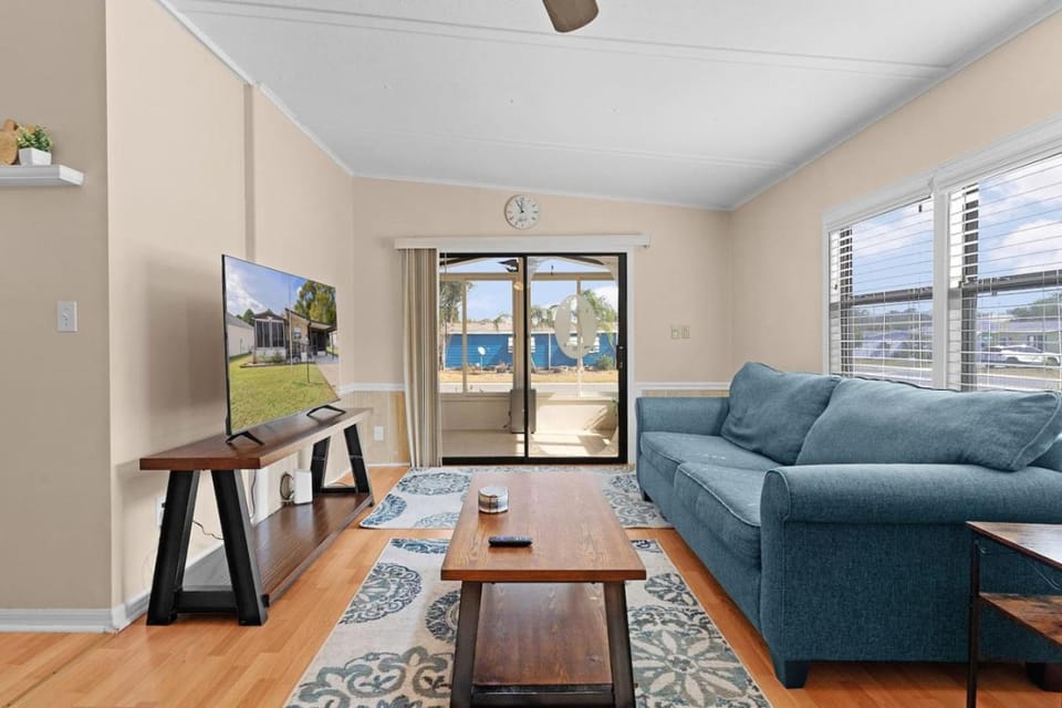 Porch, Lanai, Pet-Friendly + Golf Paths House in Lady Lake