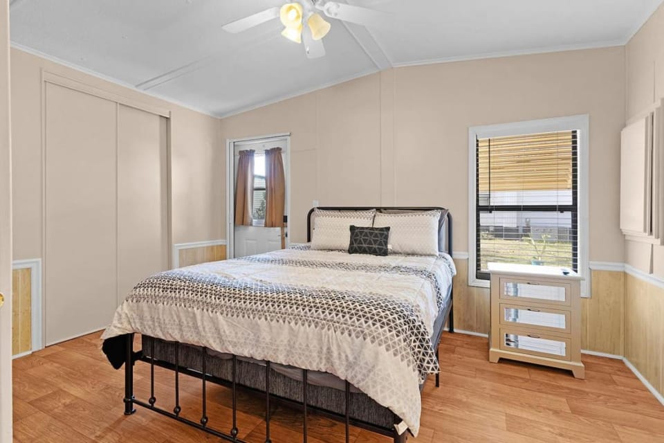 Porch, Lanai, Pet-Friendly + Golf Paths House in Lady Lake