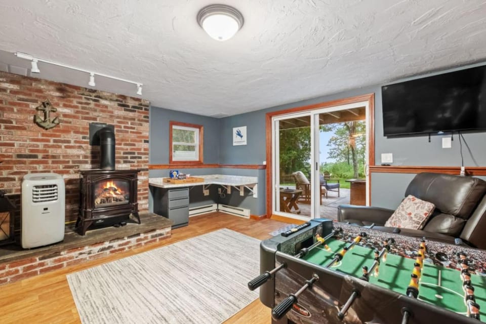 Lakes Region Retreat, Hot Tub & Fire Pit, Game Room House in Gilford