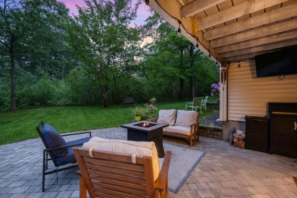 Hot Tub, Arcade, Near Lake & Slopes House in Gilford
