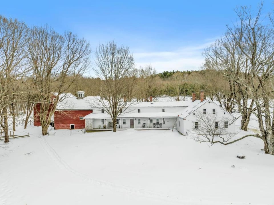 Rustic Beauty, Fireplace, Cows & Mountain Views Apartment in Belmont