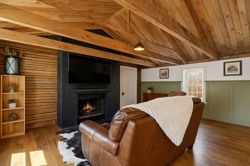 Rustic Beauty, Fireplace, Cows & Mountain Views Apartment in Belmont