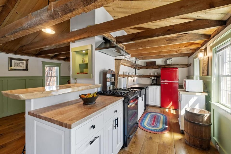 Rustic Beauty, Fireplace, Cows & Mountain Views Apartment in Belmont
