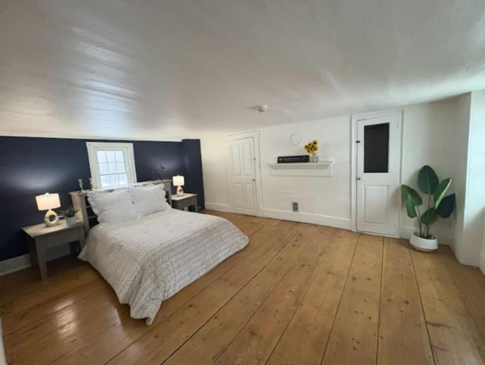 Mini Cows, Trails & Cozy Porch Farm Stay in Belmont