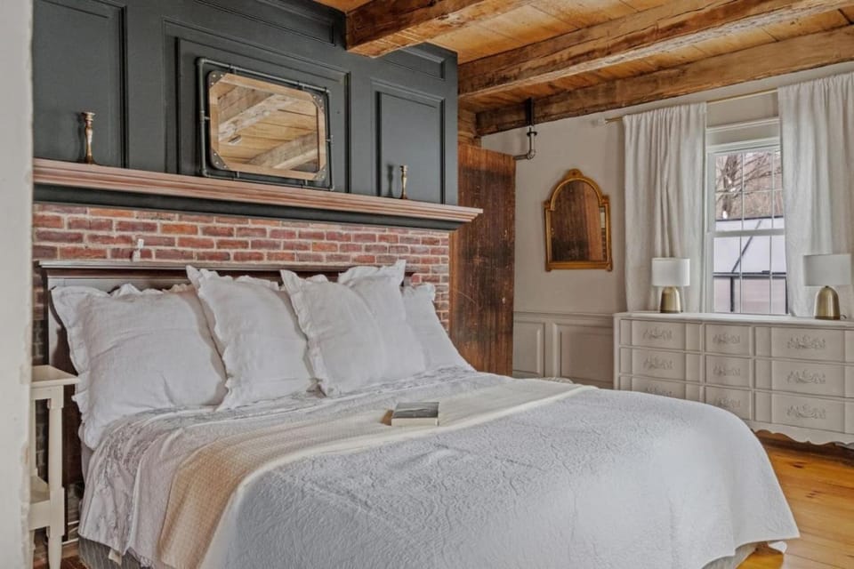 A Lakes Region Farm stay | Luxe Bath, Animals Farm Stay in Belmont