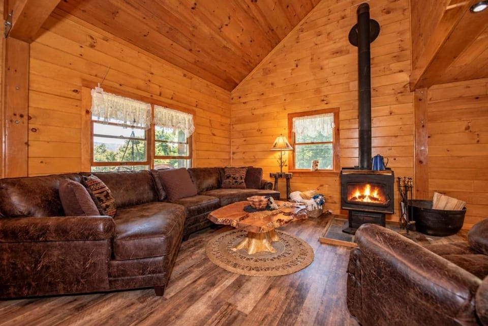 Off-Grid Adventure, Rustic Escape, Peekaboo Mtn House in New Hampshire