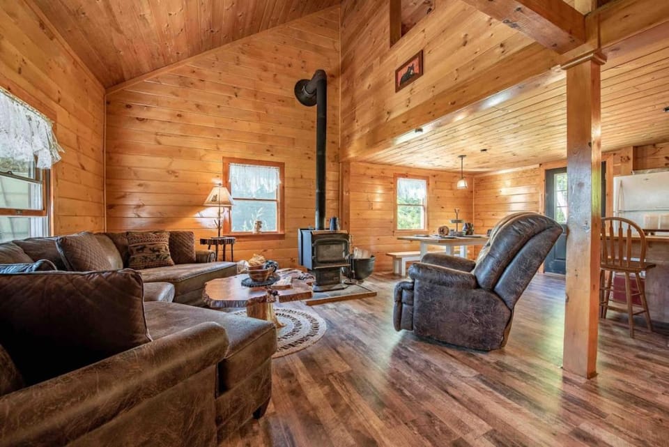 Off-Grid Adventure Cabin, Peakaboo Mountain Views Cabin in New Hampshire