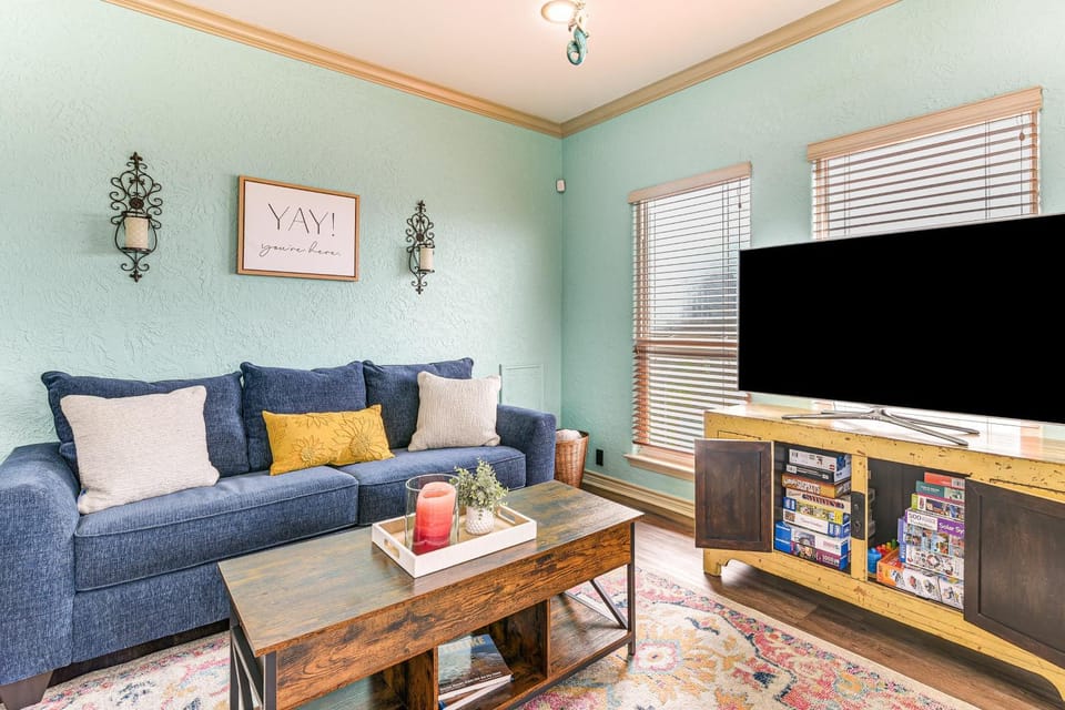 Walk to the Ocean: Family Retreat in Crystal Beach House in Bolivar Peninsula