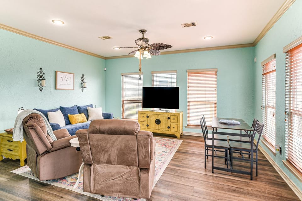 Walk to the Ocean: Family Retreat in Crystal Beach House in Bolivar Peninsula