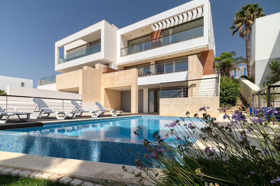 Som do Mar Luxury Ocean Front Villa, Prime Location! Villa in Luz