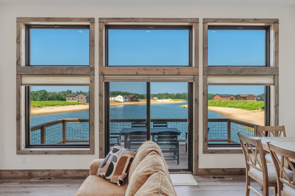 TV and multimedia, View (from property/room), Kitchen or kitchenette, Living room, Seating area, Dining area, Lake view