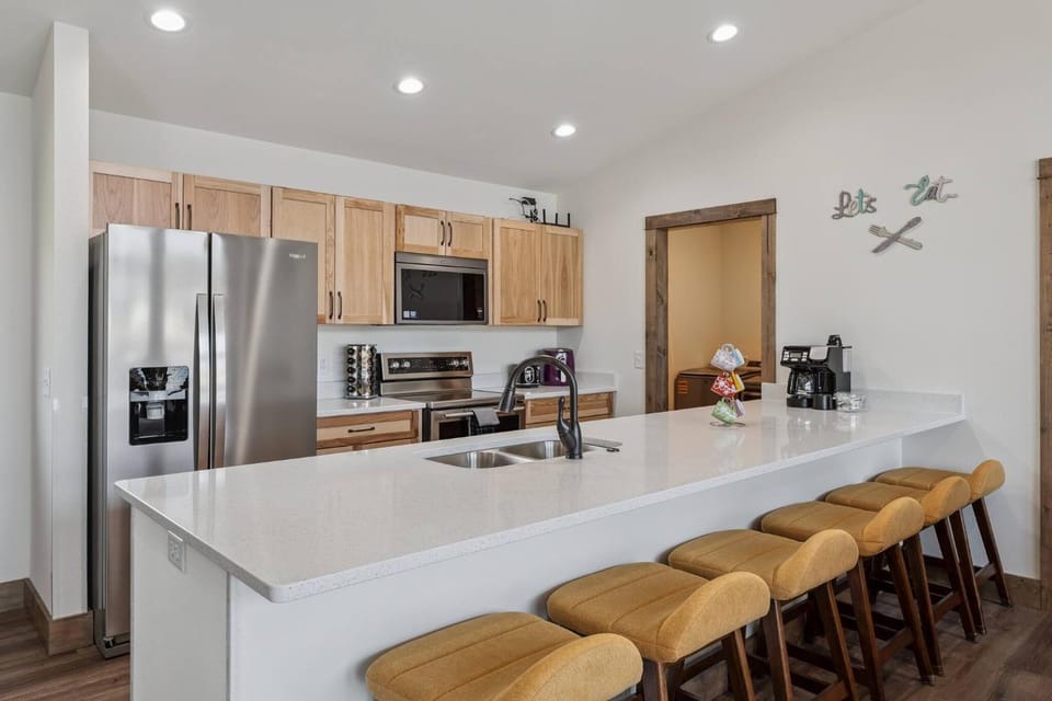 Coffee/tea facilities, Kitchen or kitchenette, Seating area, Dining area, dishwasher, microwave, oven, stove, kitchen