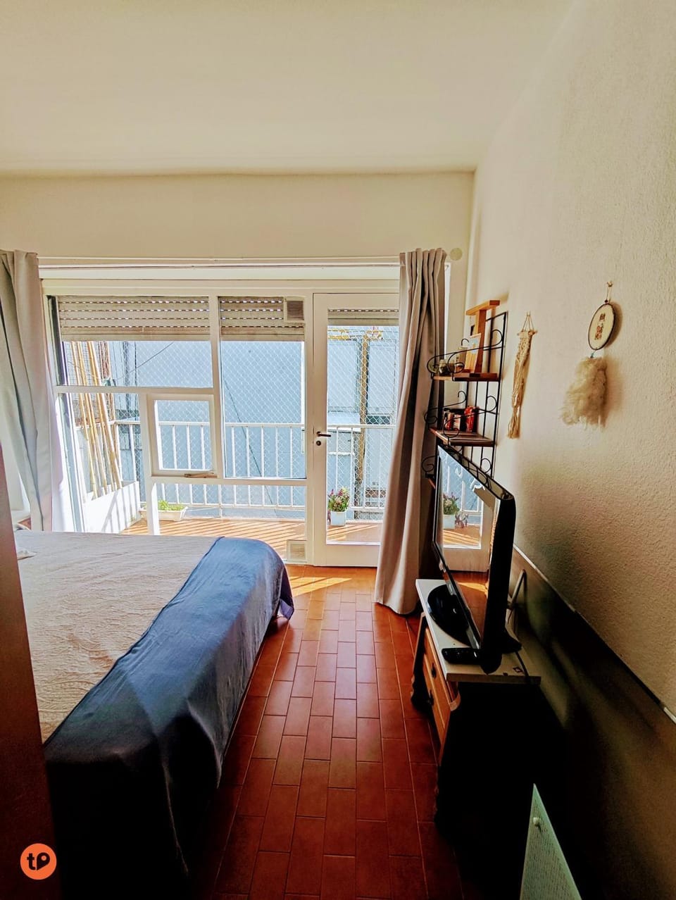 Bed, TV and multimedia, Photo of the whole room